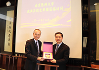 Professor Fok Tai-fai of CUHK (left) presents a souvenir to Professor Shen Hongbing